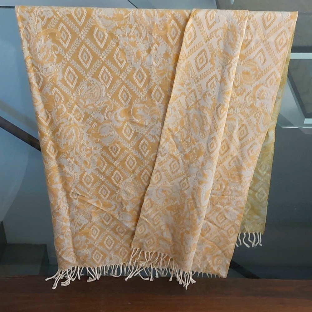 Stunning 100% wool Shawl